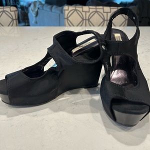 Simply Vera Vera Wang Stretch Peep Toe Wedge Sandles size 8